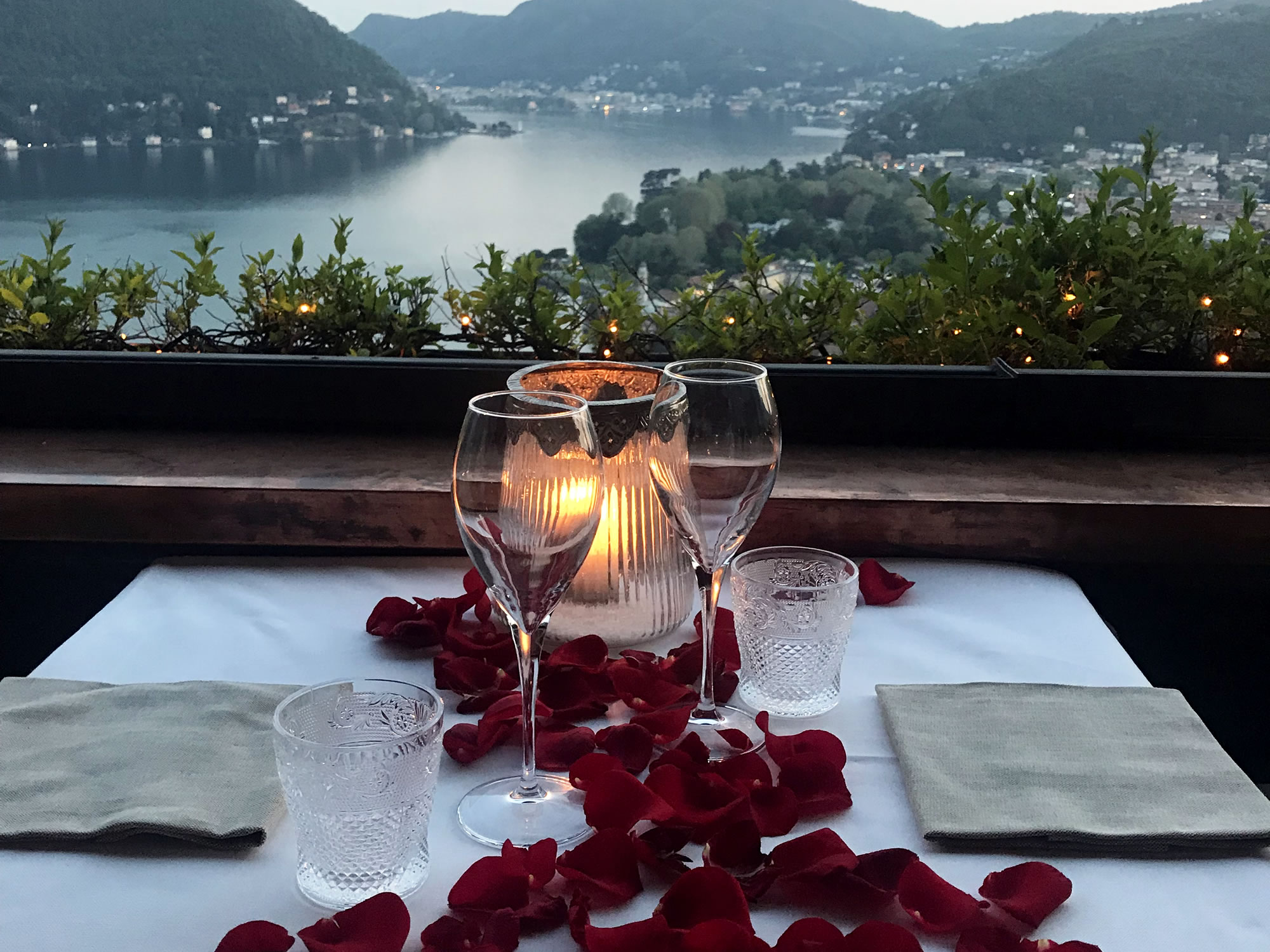Tavolo con vista sul lago all’imbrunire