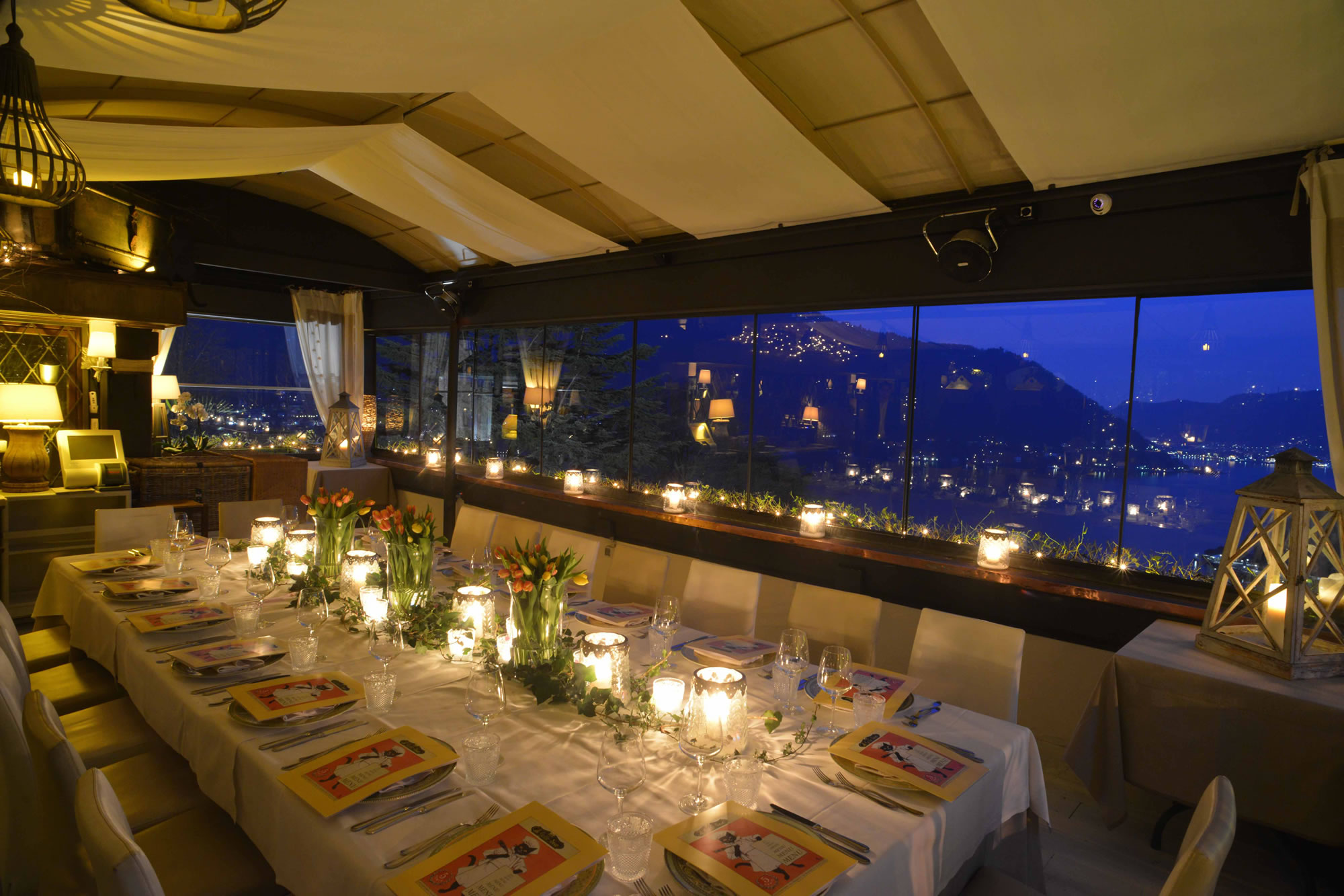 La sala-terrazza vetrata all’ora blu