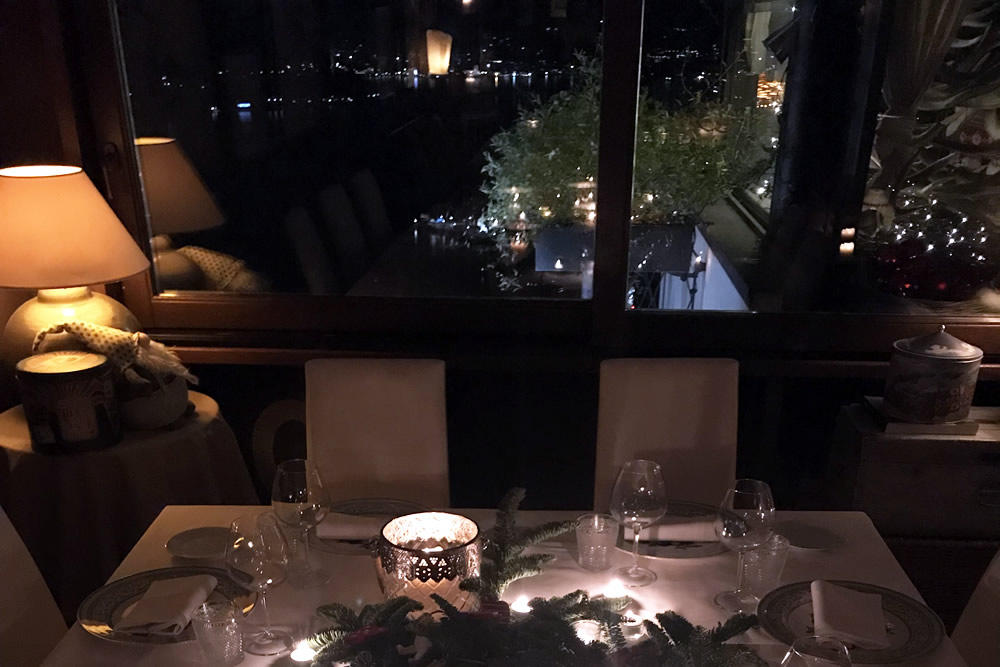 Tavolo intimo per due con le luci del lago
