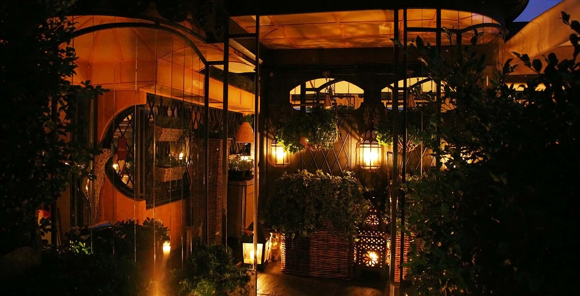 La terrazza-giardino del Gatto Nero a lume di candela